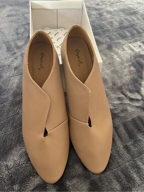 Qupid Women's Beige Pointed Slip-On Flats with V-Cut